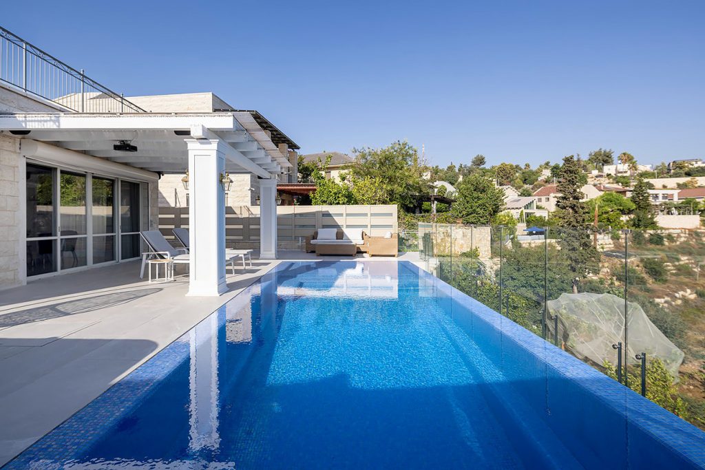 עיצוב ושיפוץ וילה עם בריכה